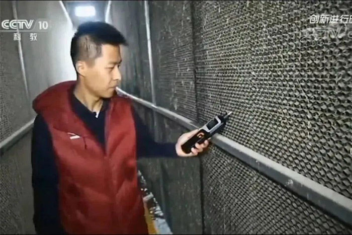 工作（zuò）人（rén）員手持草莓视频91污電氣GC510便攜式檢測儀