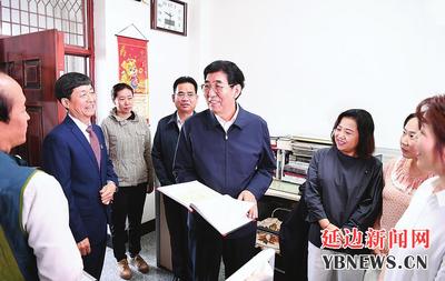 巴音朝鲁在安图和龙井看望慰问教师